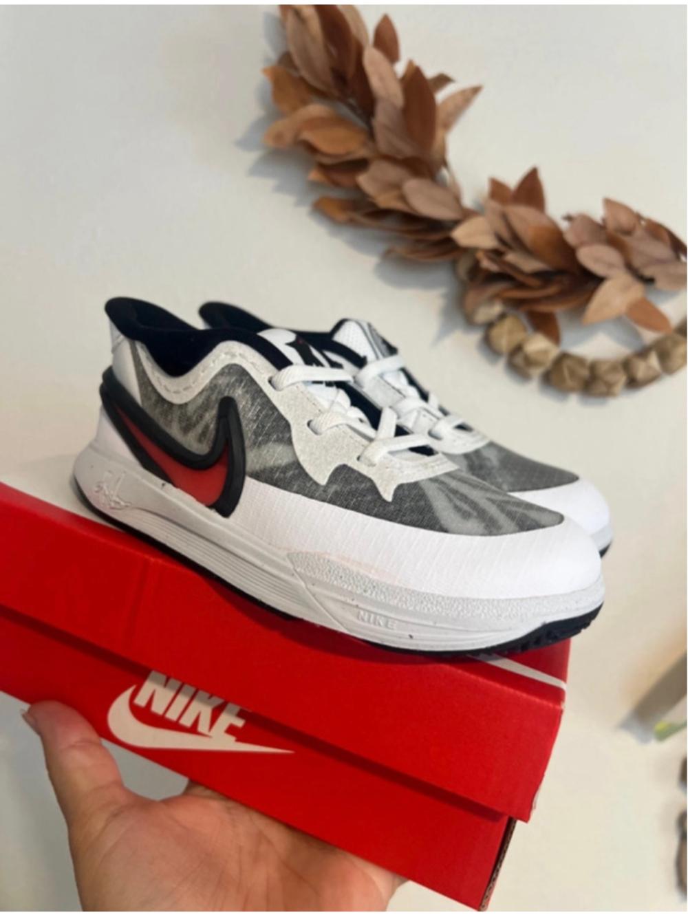 Nike Kyrie 8 GO (PS) in white university red size 10c - Picture 1 of 7